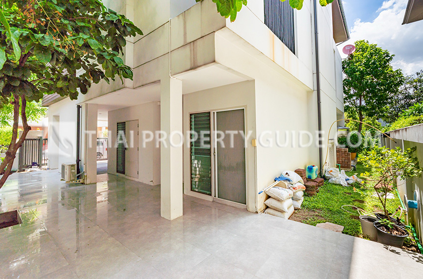 House with Shared Pool in Ramkhamhaeng 